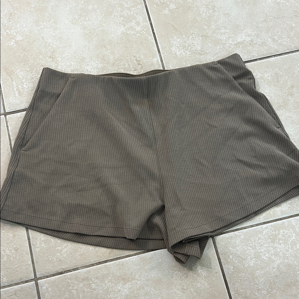 lululemon athletica Olive/Beige Ribbed Bike Shorts with Side Pockets